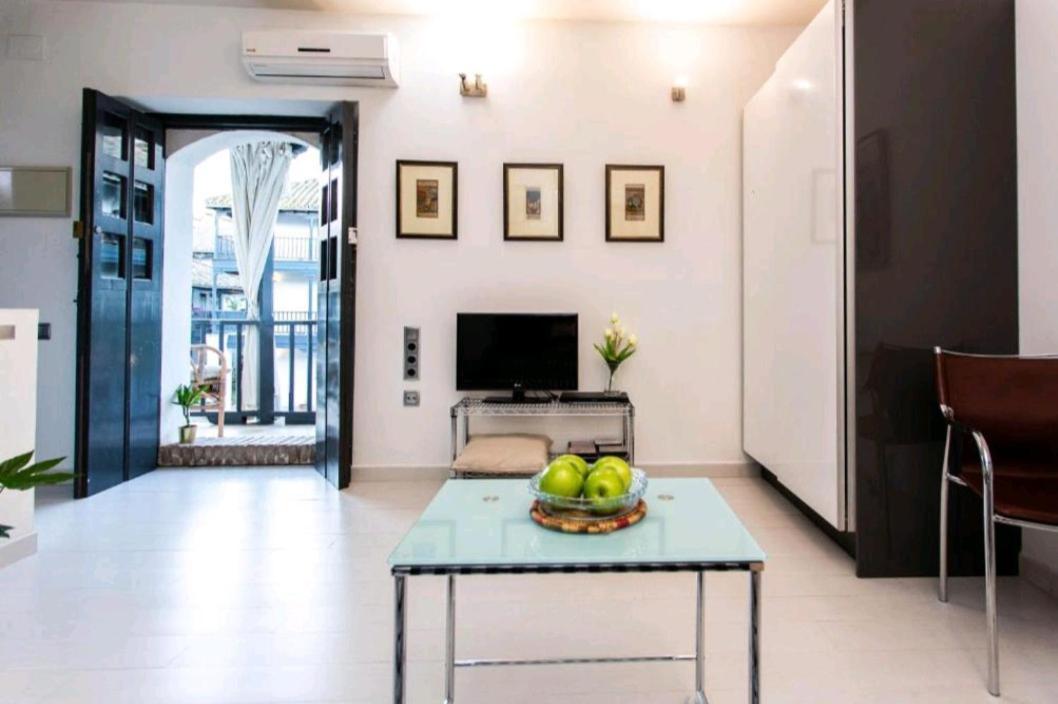 Appartement En Monumento Historico Nacional Corral Del Conde-duque De Olivares *